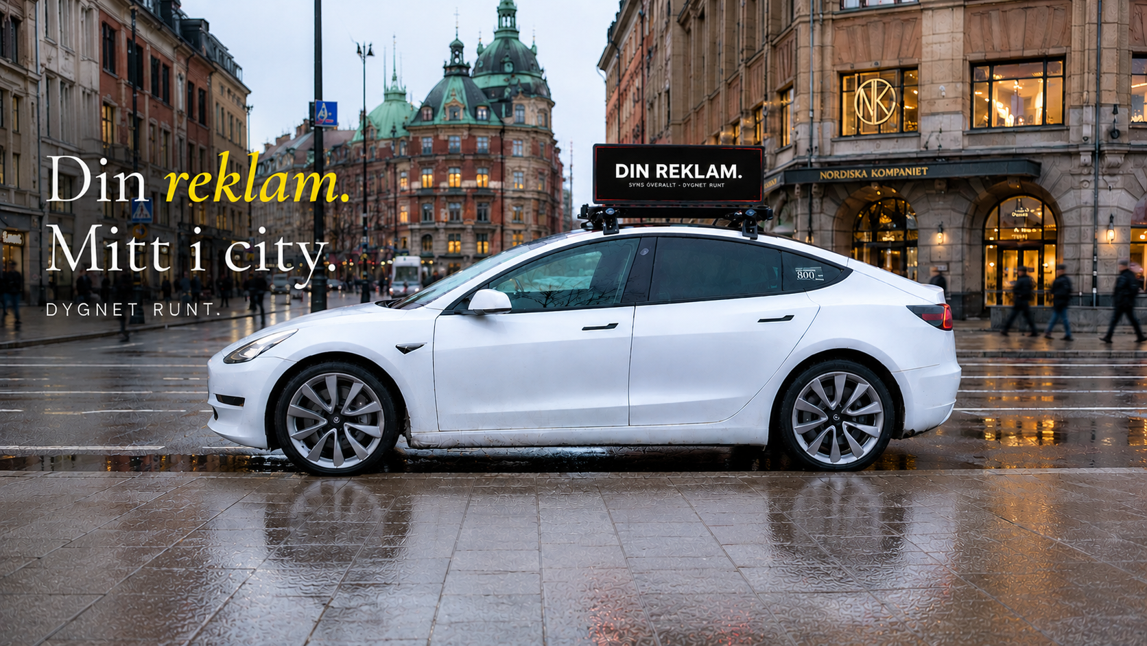 Vit taxi med digital reklamskylt utanför NK i centrala Stockholm